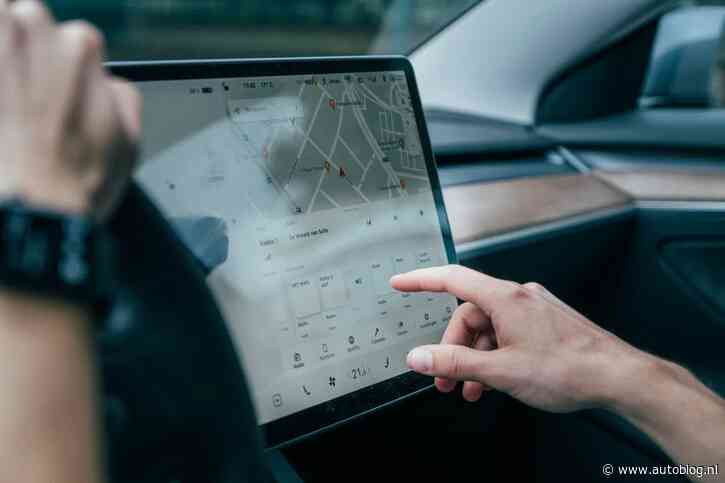 Bewijs: schermen in auto's zorgen voor meer afleiding en ongelukken
