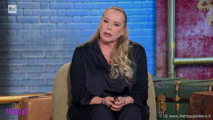 “Quando mi è cresciuto il seno, ho finito di uscire di casa. Avevo papà e due fratelli maschi molto gelosi. Ho vissuto un amore tossico tanti anni fa, ne sono uscita a fatica”: così Barbara De Rossi