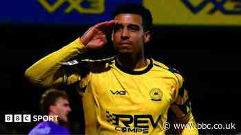 Striker Dennis leaves Torquay United