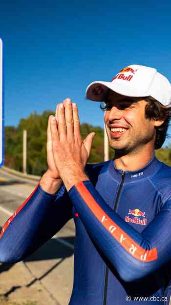 This skateboarder broke a world record of 151 km/h on a Quebec road