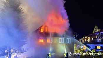 Brand zerstört Wohnhaus: Dutzende Menschen evakuiert – Feuerwehrmann bei Großeinsatz verletzt