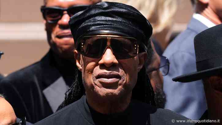 “Vive gratis in casa mia da 38 anni. Non fa entrare gli ispettori”: Stevie Wonder trascina l’ex fidanzata Carmen Efferson in tribunale. Lei replica: “Mi sento molestata”