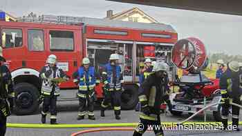 Dichter Qualm, schwierige Rettung: Feuerwehren proben in Ampfing einen Tiefgaragenbrand