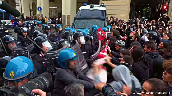 Torino, cariche della polizia contro i manifestanti in Piazza Castello