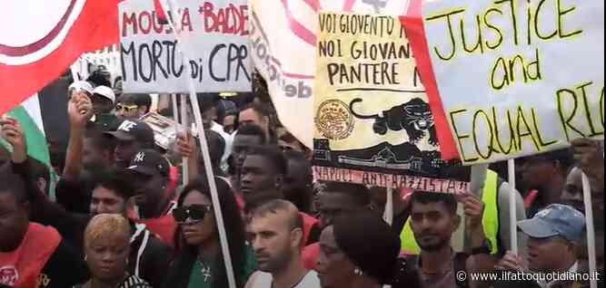 Protesta a Castel Volturno contro la costruzione di un nuovo Cpr: “Siamo in 20mila”. L’arcivescovo di Napoli: “Chi governa si fermi”