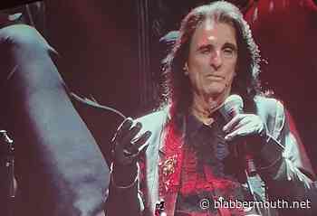 ALICE COOPER Reflects On Depths Of His Crack Addiction: There Are Three Albums 'I Don't Remember Writing, Recording Or Touring'