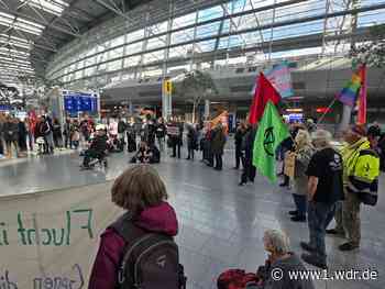 Protest gegen Abschiebungen am Flughafen Düsseldorf