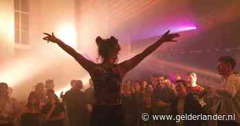 In naveltrui en op sneakers preekt dominee Nienke voor dansende jongeren: ‘Bless us en bless this rave’