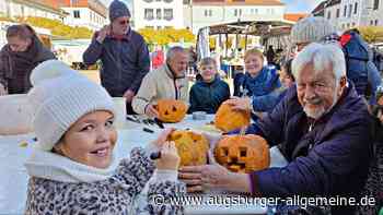 Neuburger schnitzen Kürbisse für Halloween