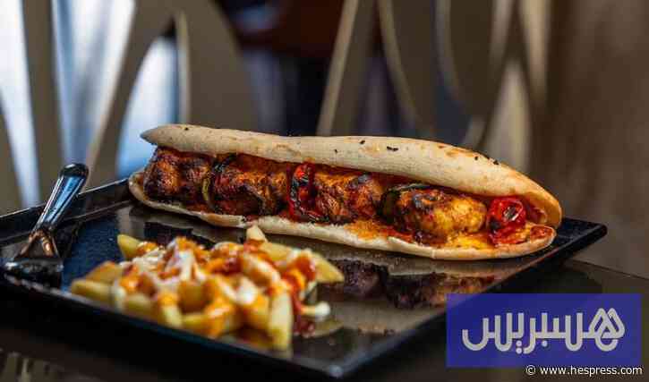 "شيك طاووق".. شطيرة دجاج بـ13 دولارا تشعل جدلا في لبنان