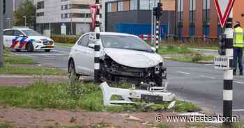 Auto botst tegen bus in Almere: bumper ligt verderop en deur gesneuveld