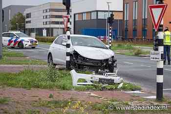 Auto botst tegen zijkant bus op busbaan in Almere Poort