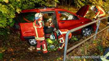 Auto klemmt über Graben fest – Feuerwehr rettet Verletzte vor Abrutschen
