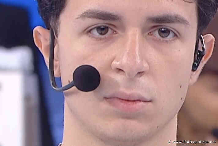 “Hai presentato brani che sono plagi”: Erness sospeso e poi eliminato da Samurai Jay ad “Amici 26”. Amadeus: “Se fossi stato il suo insegnante, sarebbe stato fuori subito”
