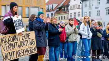 „Kein Mensch ist illegal“: Protestkundgebung am Marienplatz in Freising gegen das Abschiebeterminal