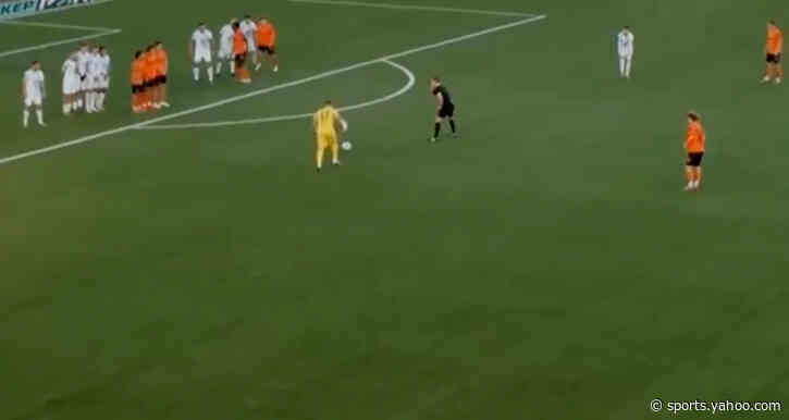 🎥 He does it all! Bundesliga 2 keeper scores a free-kick