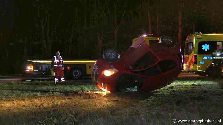 Auto van pizzabezorger belandt op kop in berm langs A58 bij Sint Willebrord