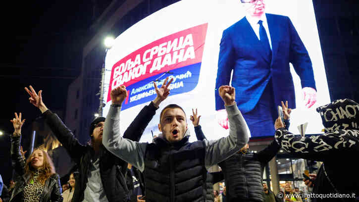 Serbia, Vucic riconosce la sconfitta: “Abbiamo perso le elezioni”. Agli Studenti il 52% dei voti. A Belgrado e in altre città è festa per strada