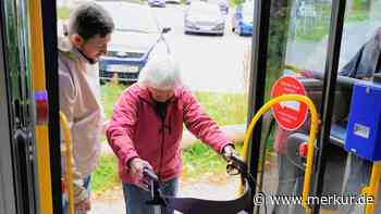 Unsicher mit dem Rollator im Bus? Busfahrerin rät Senioren zu einem einfachen Trick an der Haltestelle