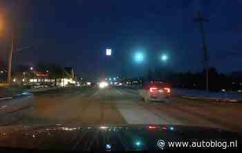 Zo onzichtbaar is een auto zonder verlichting in het donker