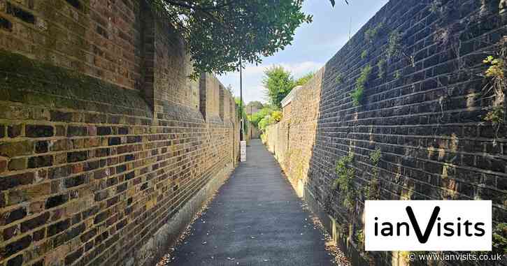 London’s Alleys: Powell’s Walk, Chiswick, W4
