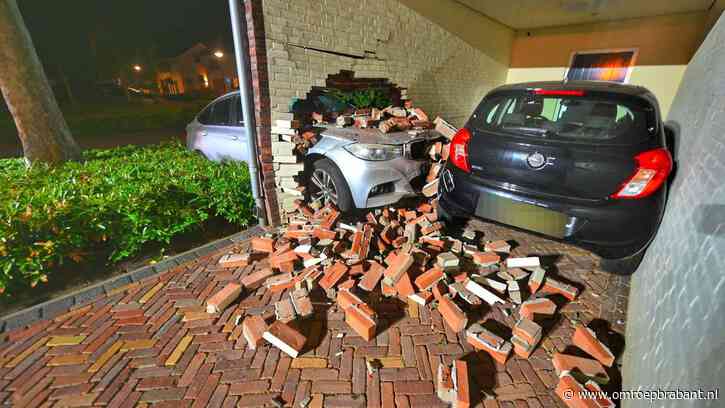 Auto rijdt dwars door carport van huis in Heeze, muur deels ingestort