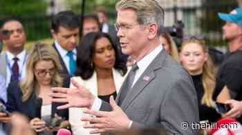 Bessent mocks Obama outside Cheesecake Factory in DC