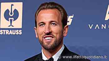 Harry Kane vince il pallone d’oro 2026: l’abbraccio ai compagni e l’emozione sul palco – La diretta