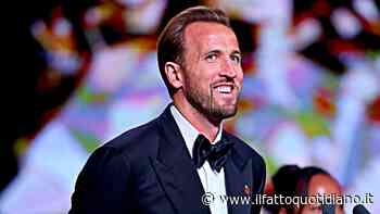Harry Kane vince il pallone d’oro 2026: l’abbraccio ai compagni e l’emozione sul palco. Yamal miglior giovane, il Psg miglior club – La diretta