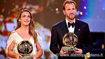 Harry Kane vince il pallone d’oro 2026: l’abbraccio ai compagni e l’emozione sul palco. “Sono quasi senza parole”. A Putellas il femminile: tutti i premi