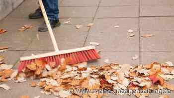 Herbstlaub auf dem Gehweg: Wer muss wann wie fegen?