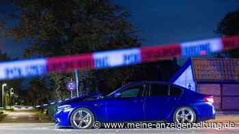 Auto fährt in Menschengruppe - Polizei schießt auf Wagen