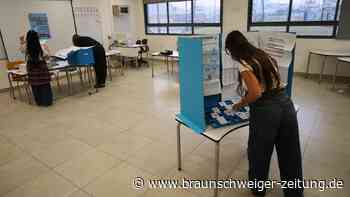 Wahllokale in Israel geöffnet: Umfragen sehen Kopf-an-Kopf-Rennen