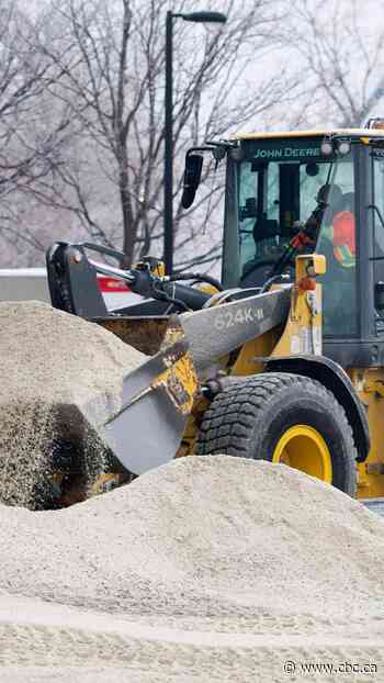 Road salt remains part of Montreal's winter de-icing strategy despite environmental concerns