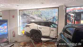 Lkw kracht in Autohaus: Zehn Neuwagen und 445.000 Euro Schaden