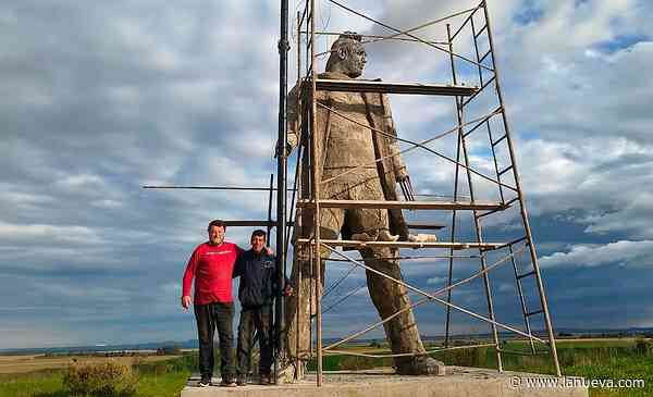 Una escultura de casi seis metros rinde homenaje a Ricardo Iorio en Coronel Suárez