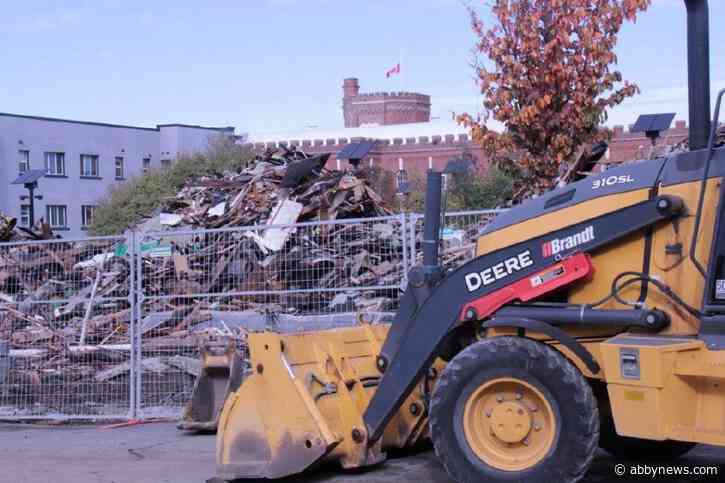 1 person ‘unaccounted for’ after massive blaze destroys former Victoria hotel: police