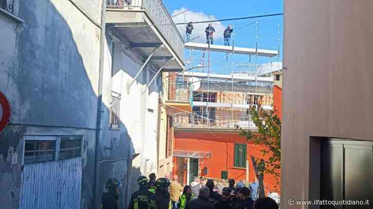Tre operai minacciano di buttarsi da un’impalcatura nel Teramano: “Siamo in subappalto e non ci pagano”. Poi arriva l’accordo