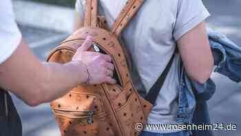 Frau (30) erlebt böse Überraschung beim Einkaufen in Rosenheim – zwei Frauen gesucht