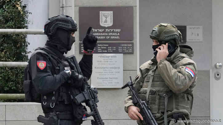 Belgrado, attacca poliziotto con il coltello davanti all’ambasciata di Israele: ucciso. “E’ un minore sostenitore dell’Isis”
