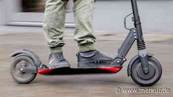 15-Jähriger stürzt mit E-Scooter über Bordsteinkante und verletzt sich schwer
