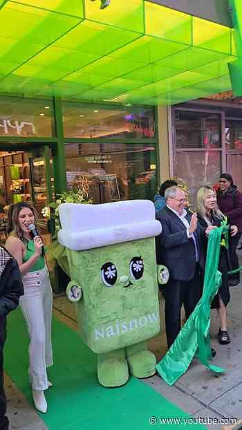 Naisnow is officially OPEN in #TimesSquare! 🥐💚🎉#Naisnow #NYC #NewYork #NYCBusiness