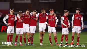 Why did Fleetwood have to lose player for Arsenal penalty shootout?