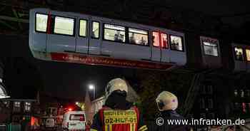 Wuppertaler Schwebebahn von Stromausfall gestoppt - Feuerwehr rettet Fahrgäste
