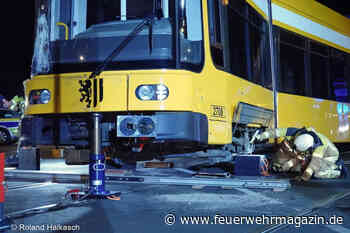 Feuerwehr gleist Straßenbahn mit Seilwinden wieder ein