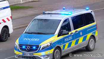 Mehrere Häftlinge an Bord: Polizeibus kracht beim Abbiegen in Auto