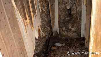 Notraum von beliebter Berghütte verwüstet: Täter reißen Holzvertäfelung von der Wand
