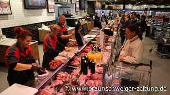 Rosen für Früheinkäufer: Warteschlange vor neuem Edeka in Helmstedt