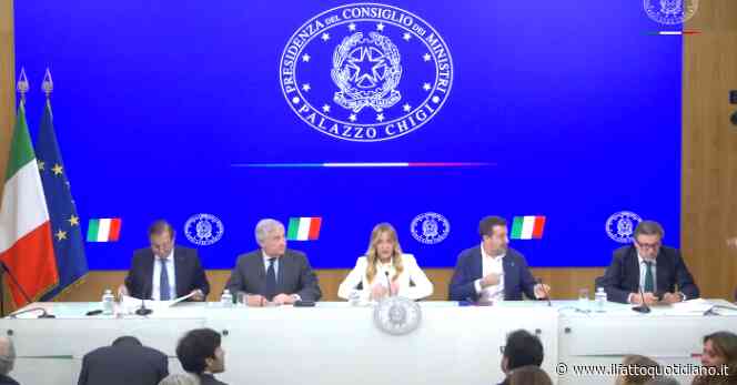Ok alla manovra, Irpef al 33% solo fino a 55mila euro e niente detassazione delle tredicesime. Sale a 100mila euro la soglia di ricavi per l’accesso alla flat tax degli autonomi