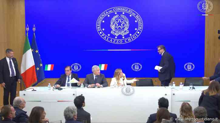 Il ministro Giorgetti prova a lasciare la conferenza stampa ma Meloni lo blocca: “Se vai via tu noi che facciamo?”